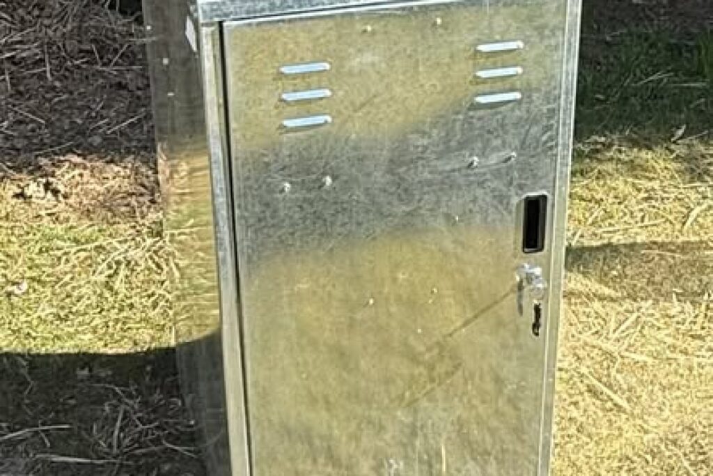 metal cabinet saddle
