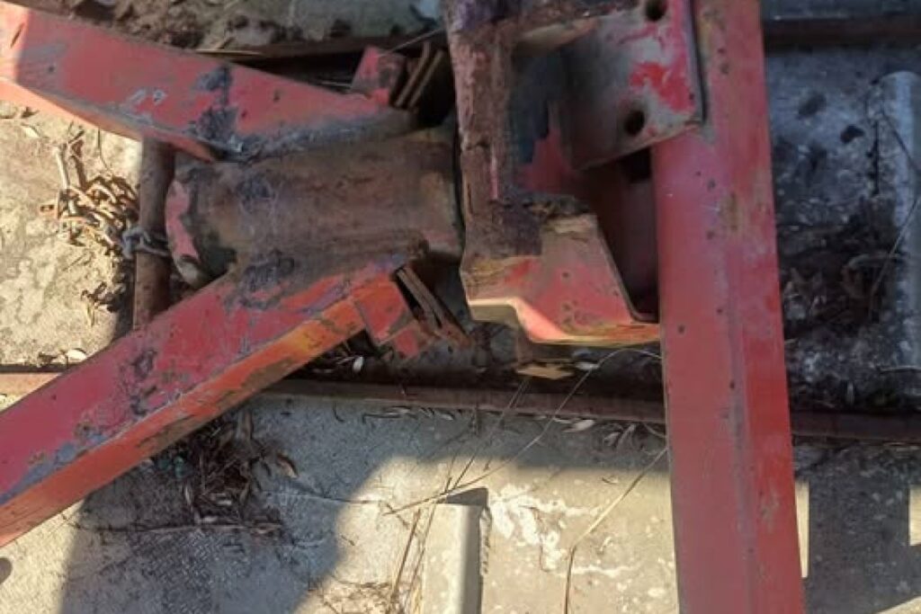 agricultural sprayer hitch