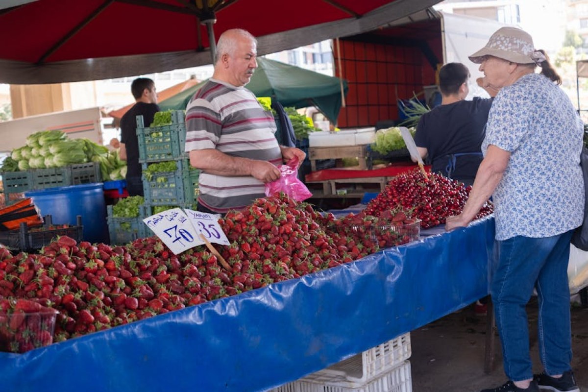 strawberries market