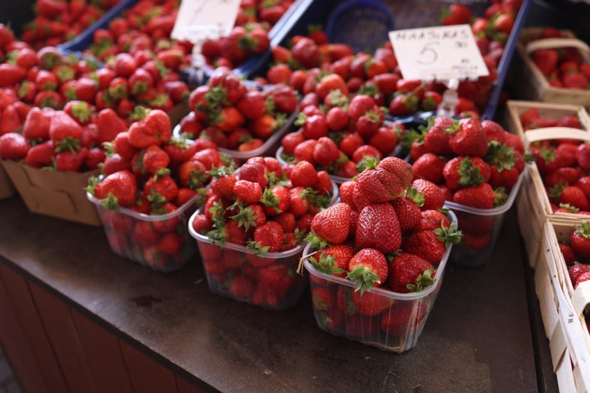strawberries market