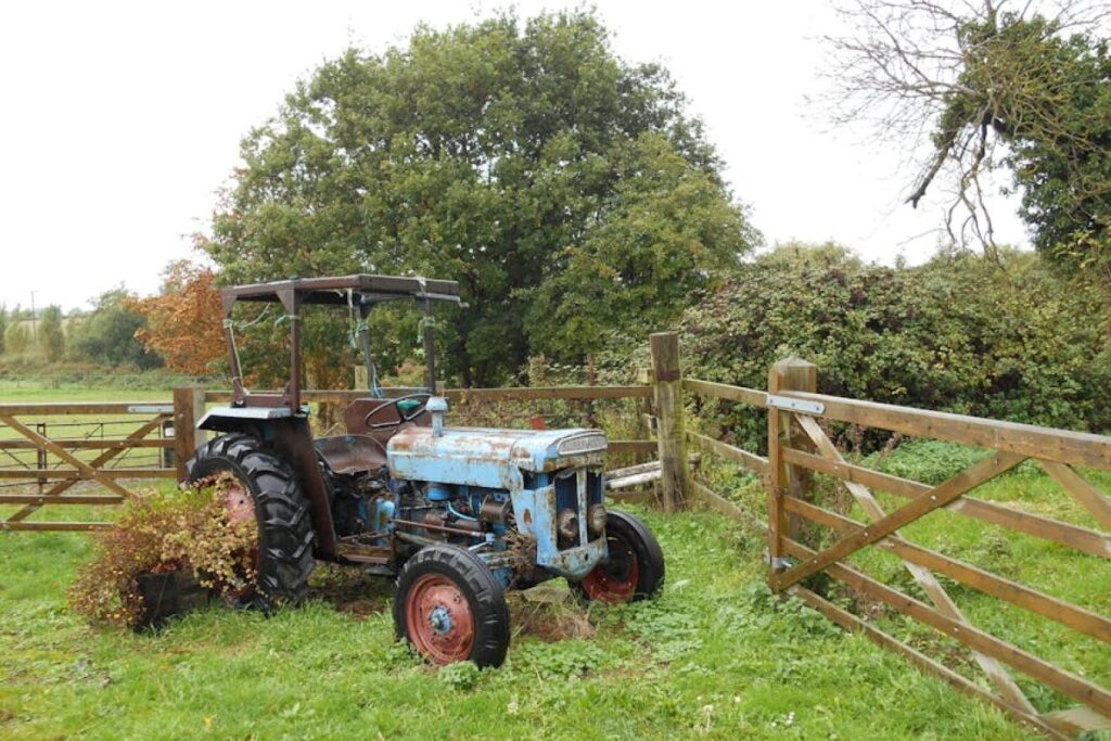 tractor escort 335