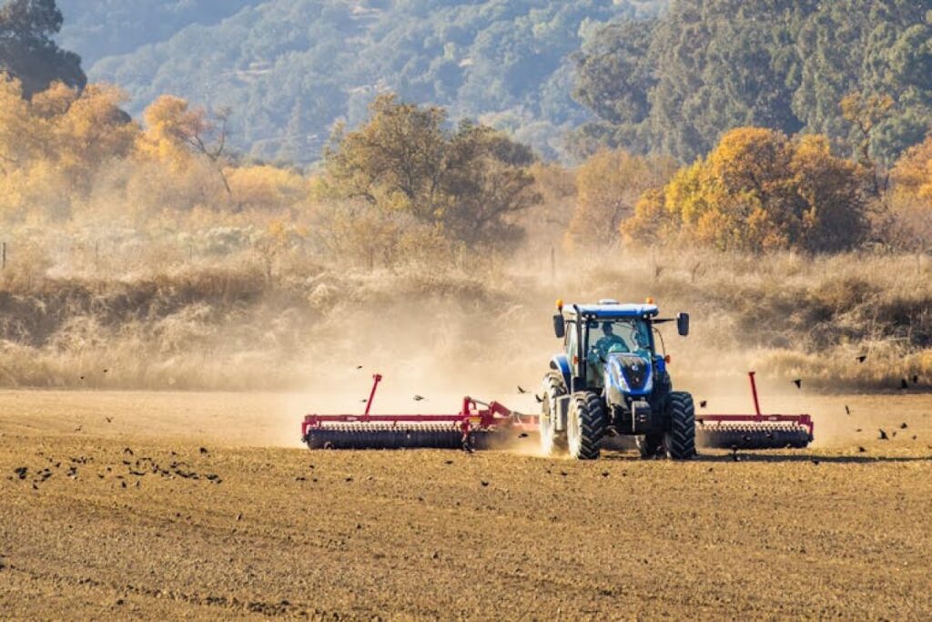 dry field dust tractor