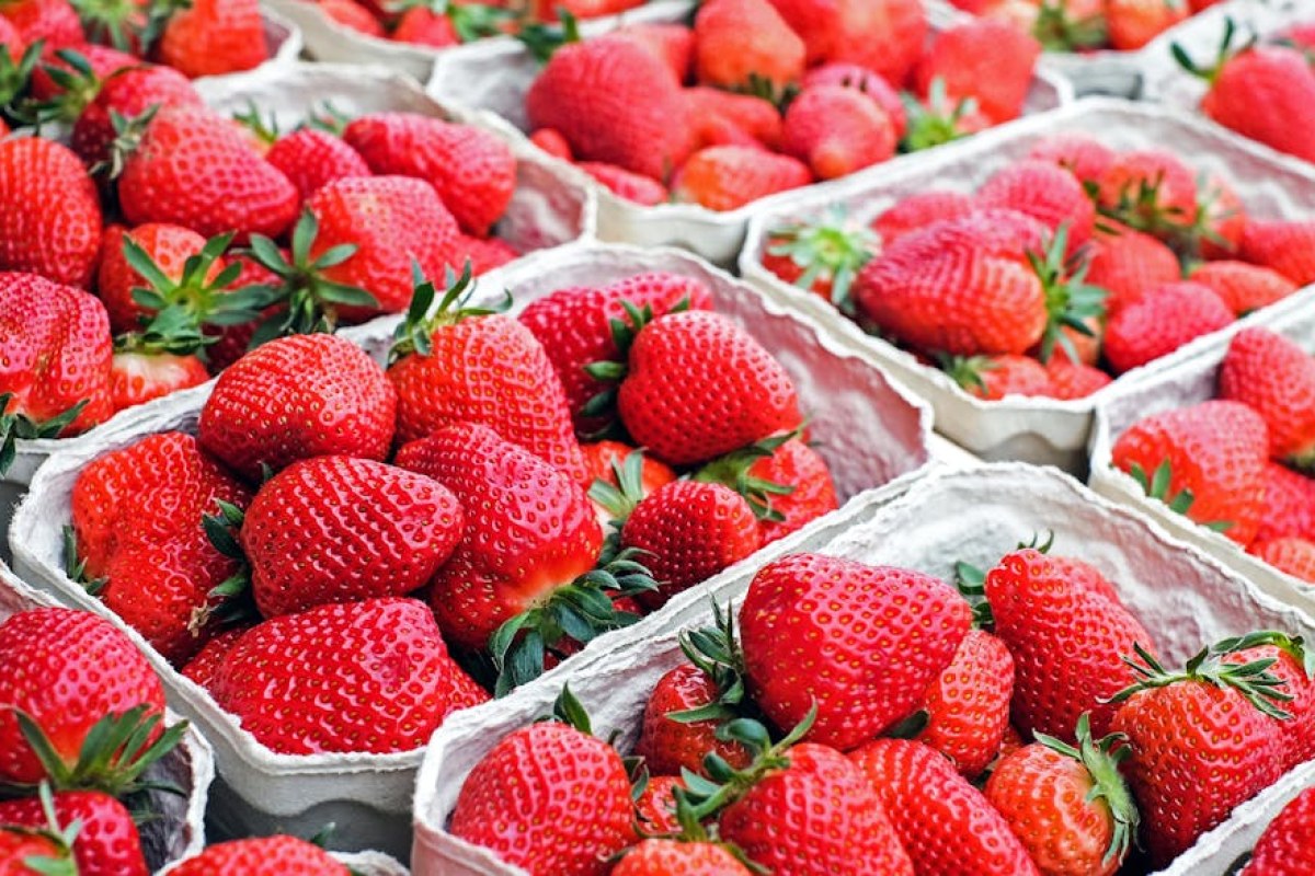 strawberries market