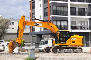 JCB Tools wprowadza profesjonalne lampy robocze z adapterem do akumulatorów innych marek