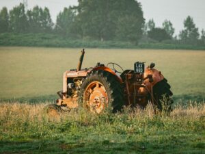 Śmiertelny wypadek w Pogórzu. Ciągnik przygniótł 63-letniego rolnika