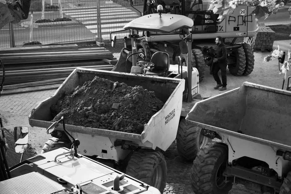 Wacker Neuson DV60: Wozidło z obrotowym fotelem i systemem radarowym zmienia transport na budowie