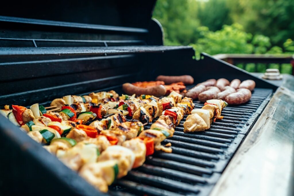 Grillowe trendy 2025: Woda i piwo bezalkoholowe zyskują, kiełbasa wciąż króluje