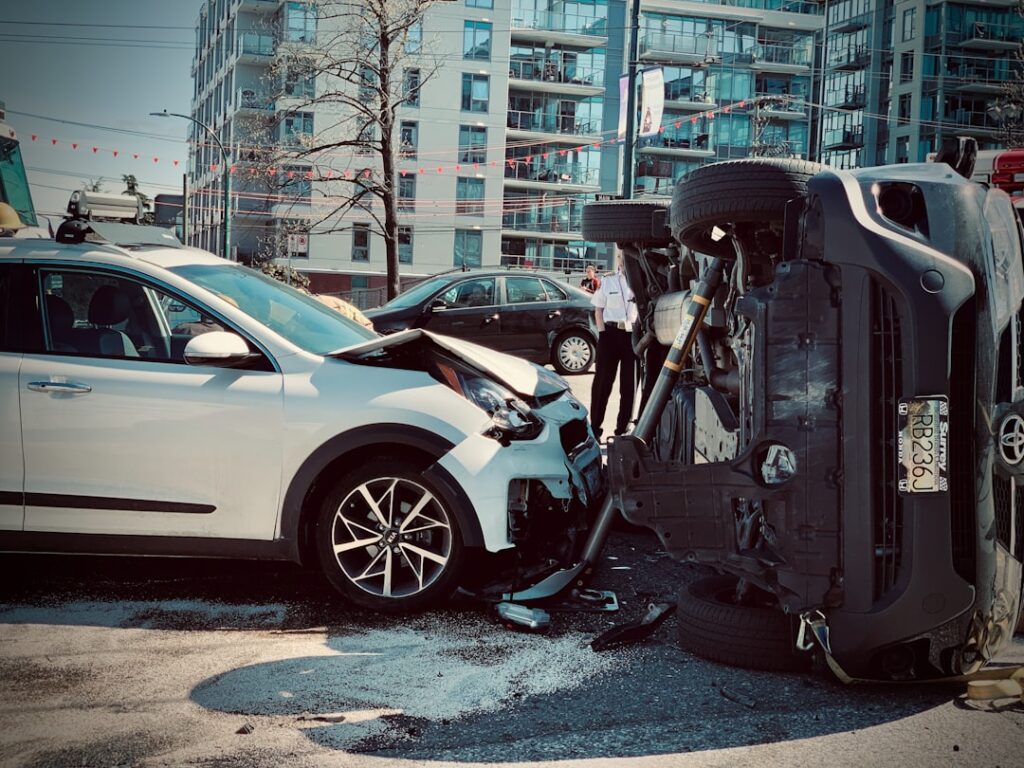 Wypadek na DK17 w Zakręciu: Lexus uderzył w przyczepę ciągnika, dwie osoby ranne