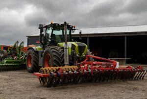 530 KM na wałku WOM – czy to ma sens? Sprawdzamy możliwości Claas Xerion 650