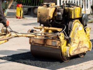 Siewniki do poplonów: napęd mechaniczny czy elektryczny? Porównanie