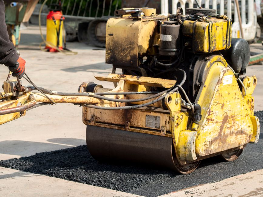 Siewniki do poplonów: napęd mechaniczny czy elektryczny? Porównanie