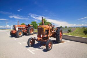 Fortschritt ZT 303 vs MTZ-82: porównanie dwóch filozofii konstrukcyjnych