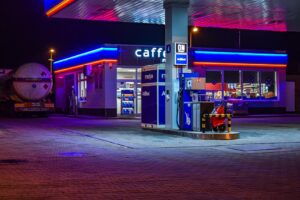 Ceny paliw w hurcie spadają, ale na stacjach bez zmian – kierowcy płacą rekordowo