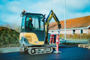 Develon DX35Z-7: nowa odsłona popularnej minikoparki z mocniejszym silnikiem i lepszą widocznością