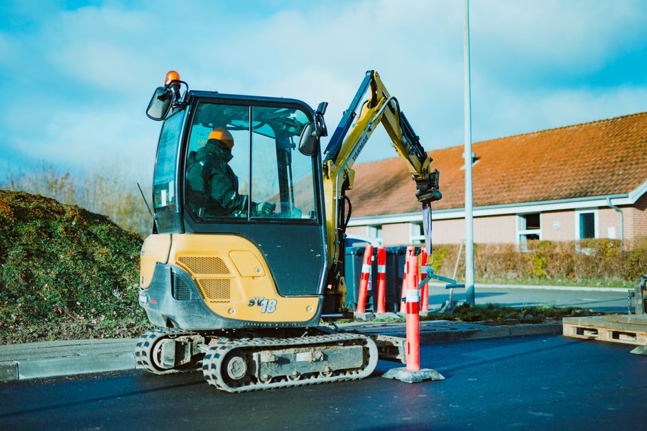 Develon DX35Z-7: nowa odsłona popularnej minikoparki z mocniejszym silnikiem i lepszą widocznością