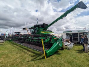 John Deere T550i z 2023 roku: demonstracyjny kombajn zaledwie po 50 motogodzinach w cenie 1,05 mln zł netto