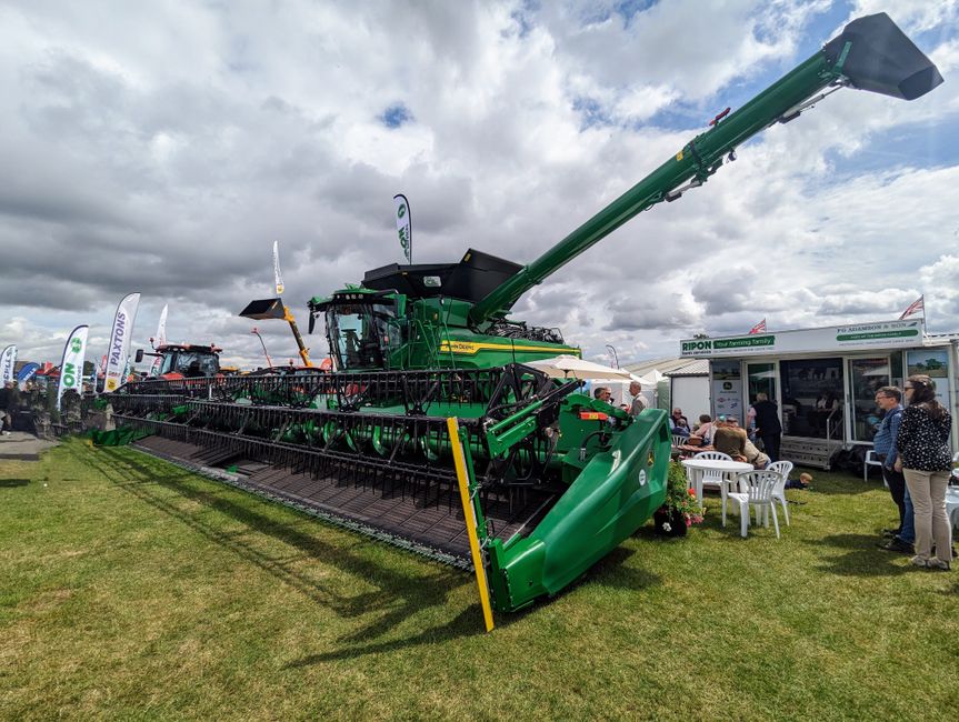 John Deere T550i z 2023 roku: demonstracyjny kombajn zaledwie po 50 motogodzinach w cenie 1,05 mln zł netto