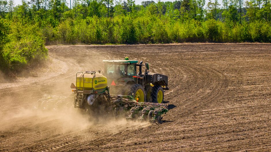 John Deere na Agro Show 2026: 634-konny 8R 540, nowa przekładnia e19 i opryskiwacz 560R