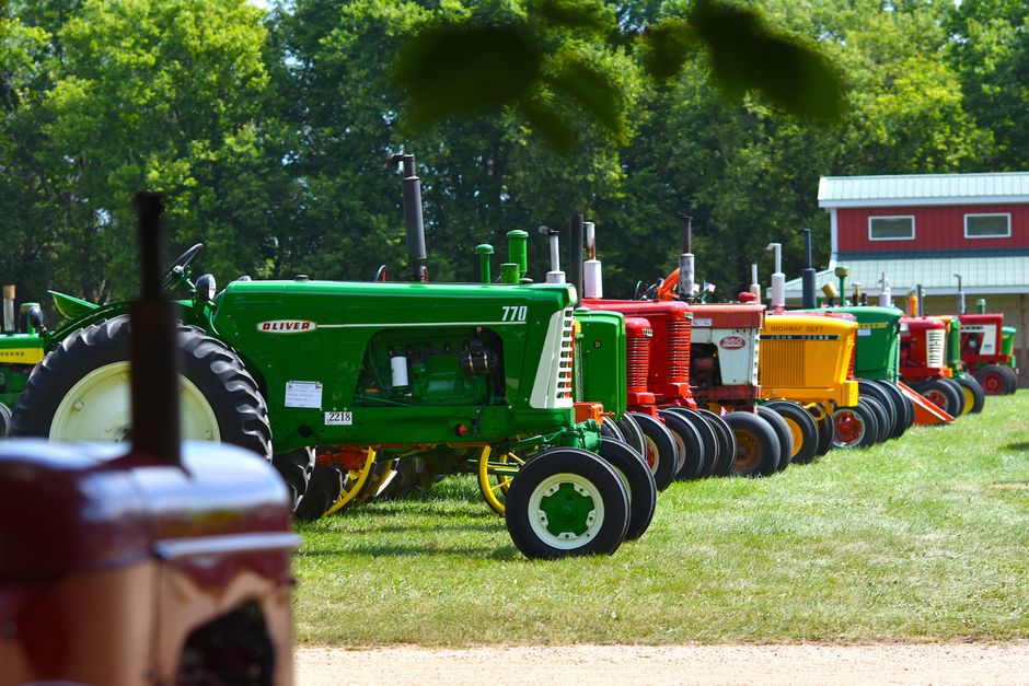Zabytkowe ciągniki BM-10, Fordson Model F i Major E27N na wystawie w Barzkowicach