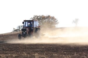 Spór o grunt pod drogą w Gliwicach: rolnik zaorał asfalt, miasto milczy w sprawie odszkodowania