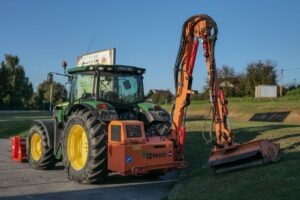 KUHN K-CONCEPT – samojezdna maszyna komunalna z obrotową kabiną i wysięgnikiem 8 m