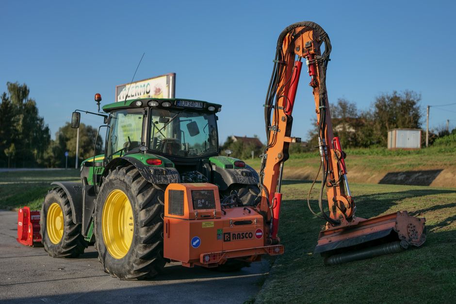 KUHN K-CONCEPT – samojezdna maszyna komunalna z obrotową kabiną i wysięgnikiem 8 m