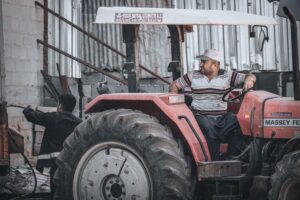 Rolnik z Drogomyśla modernizuje stare maszyny rolnicze. Silnik z Seicento napędza siewnik