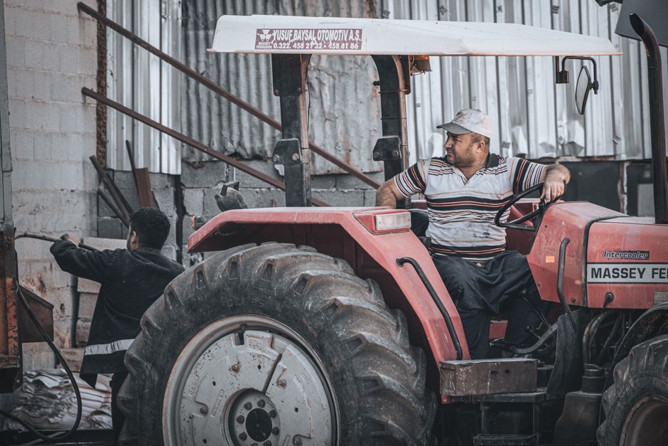 Rolnik z Drogomyśla modernizuje stare maszyny rolnicze. Silnik z Seicento napędza siewnik