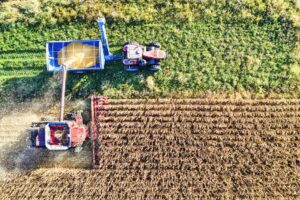 Valtra bije rekordy: 87 km/h na torze i 40 km/h podczas siewu kukurydzy