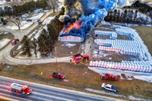 Pożar hali serwisowej w Płocku. Płonęły maszyny rolnicze, akcja trwała ponad dwie godziny